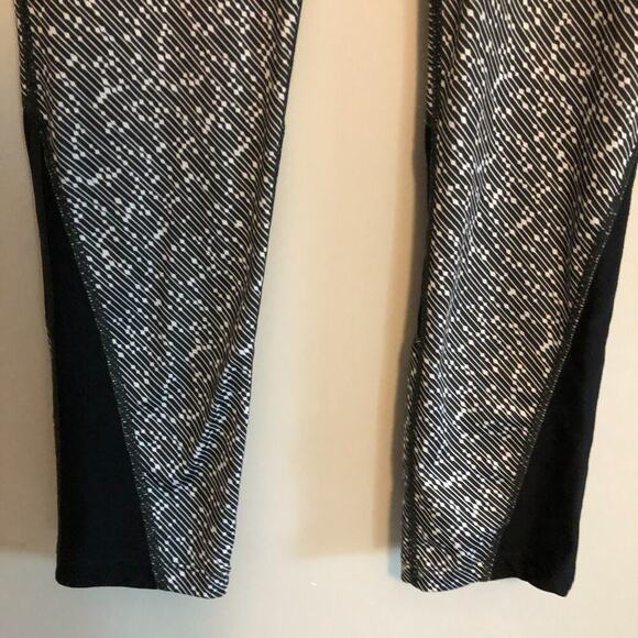 Nike Dri Fit Capri Leggings Womens Small Running Gym Yoga Meteor Black White - Picture 4 of 8